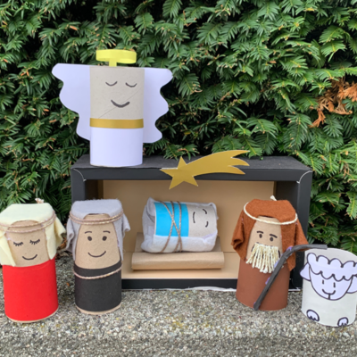 Krippe basteln aus Papprollen