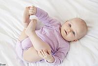 Baby liegt auf einer Decke