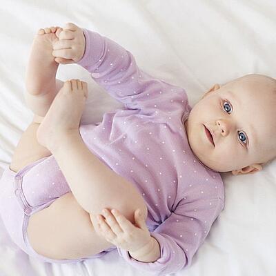 Baby liegt auf einer Decke