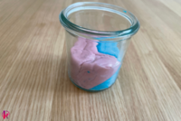 Rosa und Blaue Knetseife im Glas