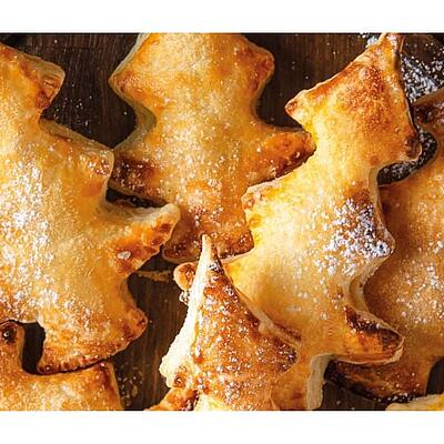 Blätterteig in Form eines Tannenbaums