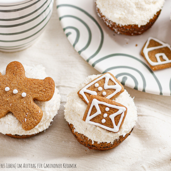 Weihnachts-Cupcakes - Mohntörtchen mit Powidlfüllung und Kokos-Cremehäubchen