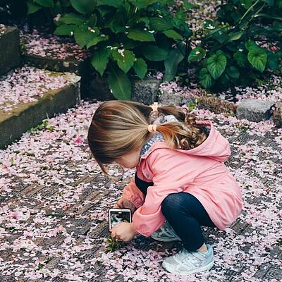 Erstes Smartphone für Kinder kleines Kind mit Smartphone