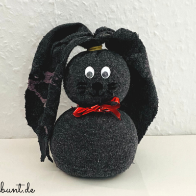 Osterhasen basteln aus Socken