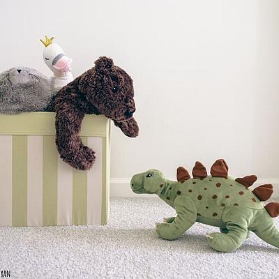 Onlineshop für Kinder gründen 3 Kuscheltiere liegen im Kinderzimmer