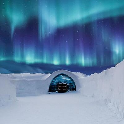 Höhle in einer Schneelandschaft unter den Polarlichtern