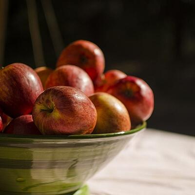 Obstkorb mit Äpfeln