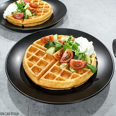 zwei Waffeln aus Kartoffeln und Zwiebeln