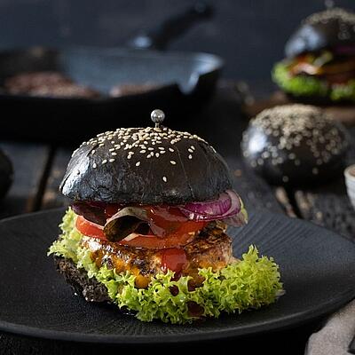 Burger mit schwarzem Brötchen