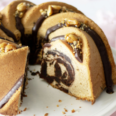 Gugelhupf mit Erdnusscrunch und Brownieswirl