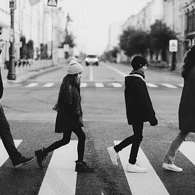 Eine Familie überquert die Straße