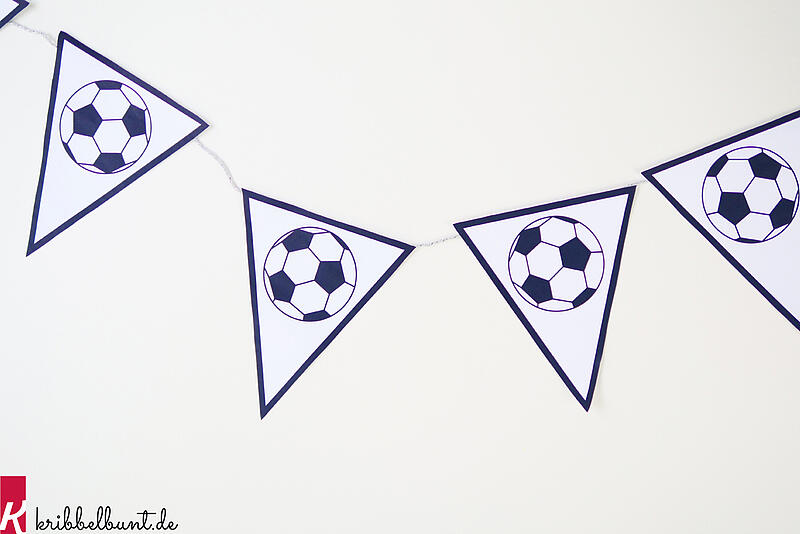 Fußball Girlande basteln mit Vorlage | Kribbelbunt