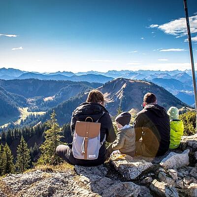 Reisen mit Kindern Familienwanderung auf einen Berg