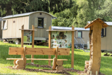 Wagenburg mit Bienenhotel und Erklärtafel