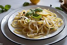 Zitronenpasta auf Teller garniert