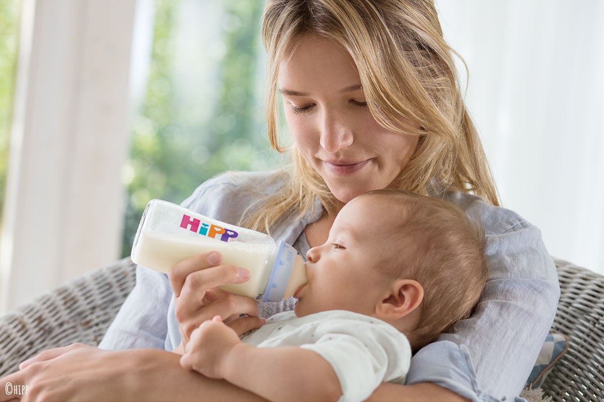 Gewinnt 1 HiPP BIO COMBIOTIK 2 Folgemilch & Ergobaby Evolve 3-in-1 Hochstuhl von Hipp! 