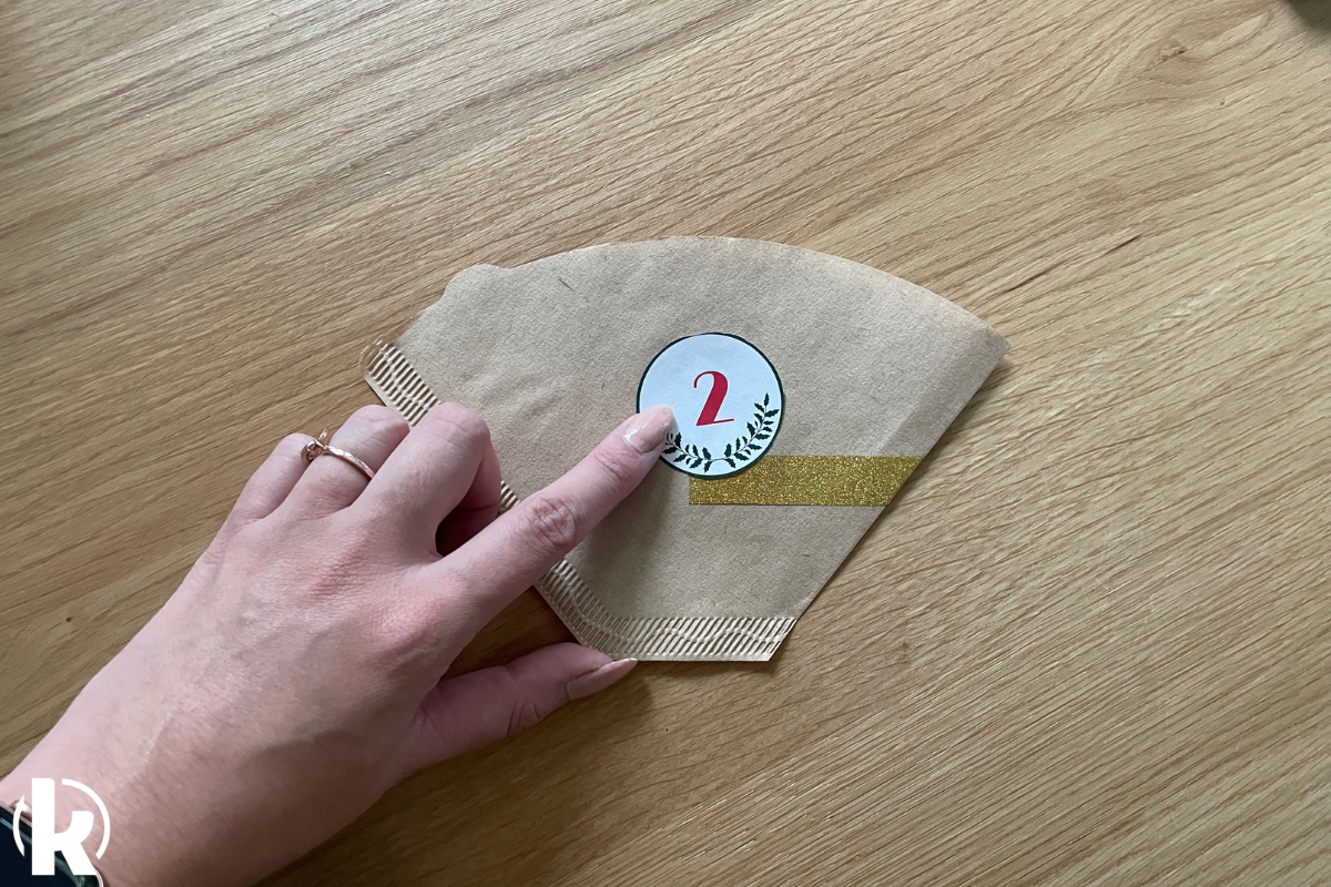 Adventskalender basteln mit Kaffeefilter - Schritt 5 Adventskalender basteln mit Kaffeefilter - Schritt 5
