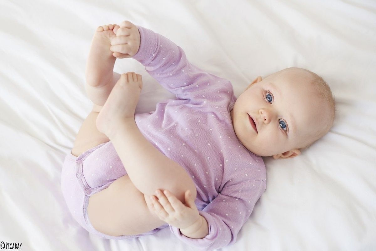 Baby liegt auf einer Decke