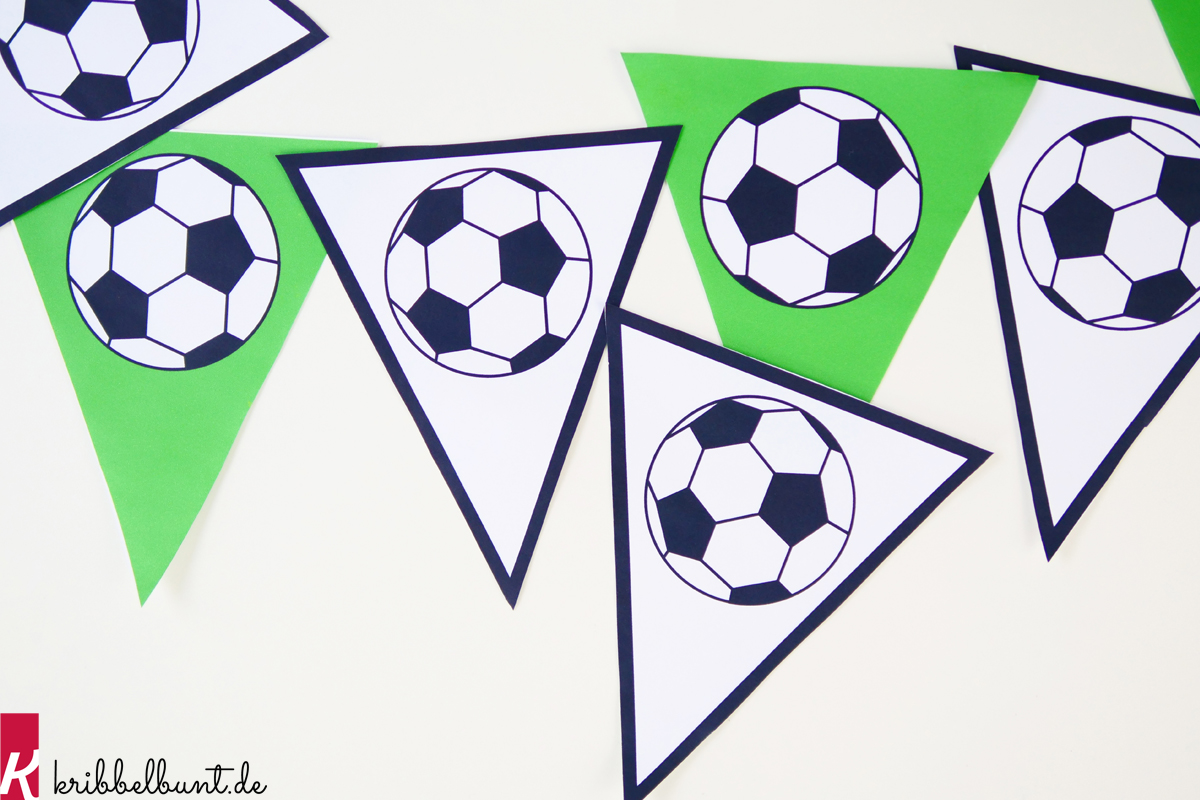 Fußball Girlande basteln mit Vorlage | Kribbelbunt
