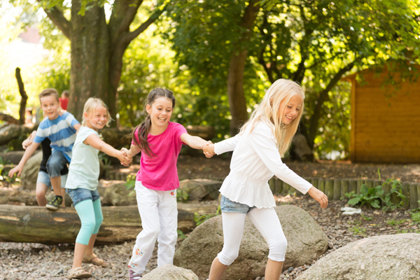 Kinder spielen