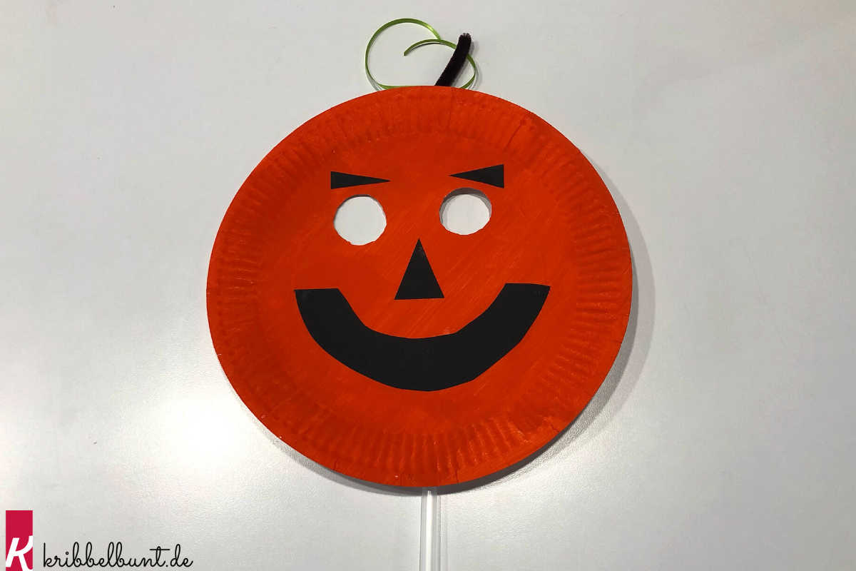 Kürbis aus Pappteller basteln - Halloween Maske