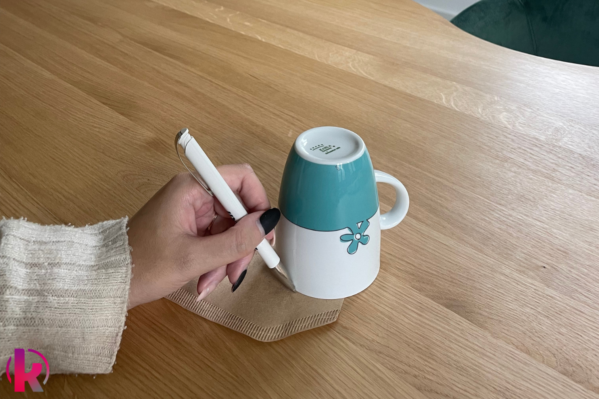 Weihnachtsbaumkugeln basteln mit Kaffeefilter - Schritt 1 Weihnachtsbaumkugeln basteln mit Kaffeefilter - Schritt 1