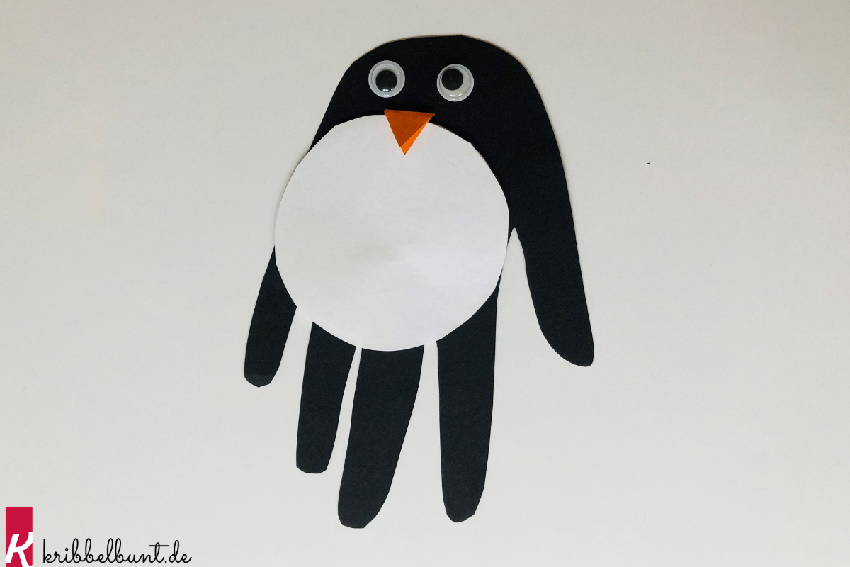 Handabdruck-Pinguin basteln