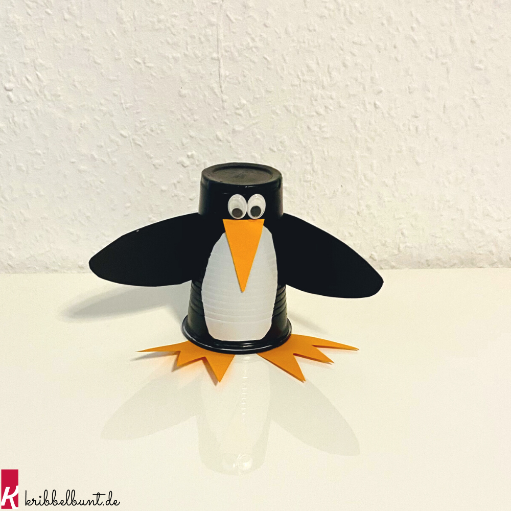 Pinguin basteln mit Plastikbechern - Schritt 1
