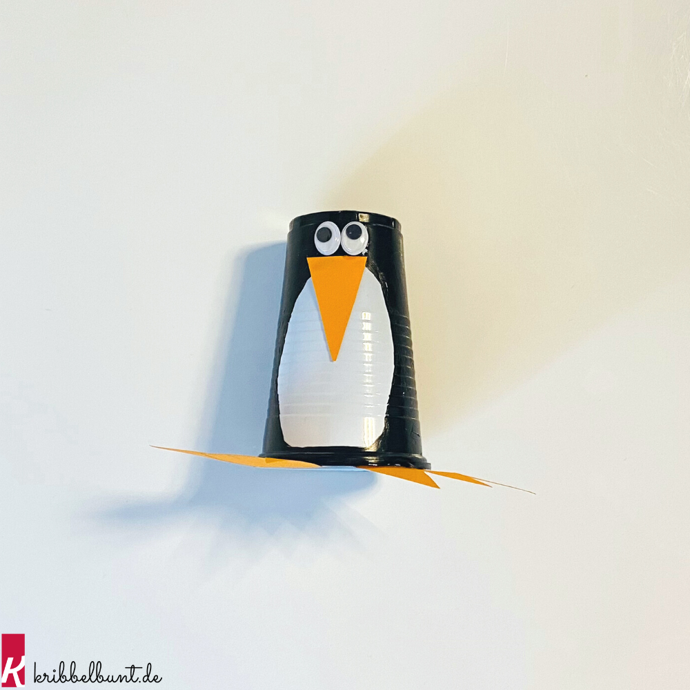 Pinguin basteln mit Plastikbechern - Schritt 2