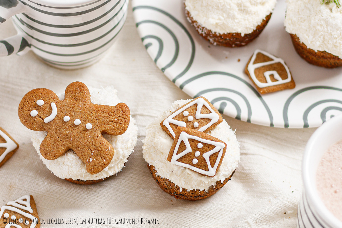 Weihnachts-Cupcakes - Mohntörtchen mit Powidlfüllung und Kokos-Cremehäubchen