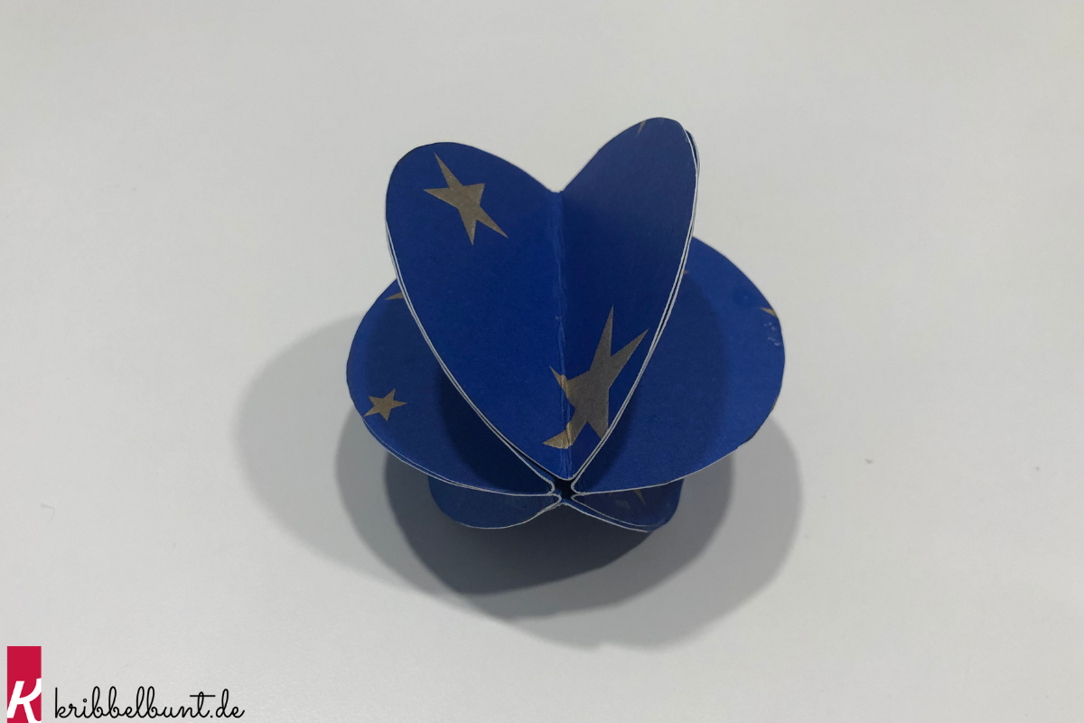 Tonkarton Weihnachtskugeln selbst machen - Schritt 5 Tonkarton Weihnachtskugeln selbst machen - Schritt 5
