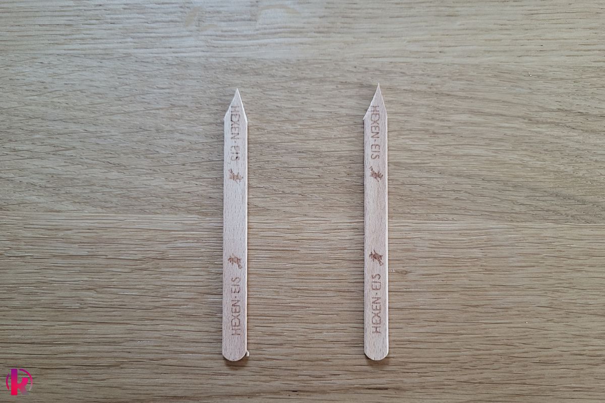 Lesezeichen aus Eisstielen basteln: Schritt 2 2 Eisstiele mit eingeschnittenener Spitze