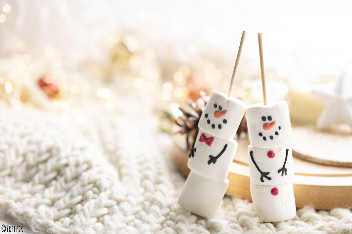 Kindergeburtstag im Winter - Rezepte Aufgespießte Marshmallows verziert, sodass sie wie Schneemänner aussehen