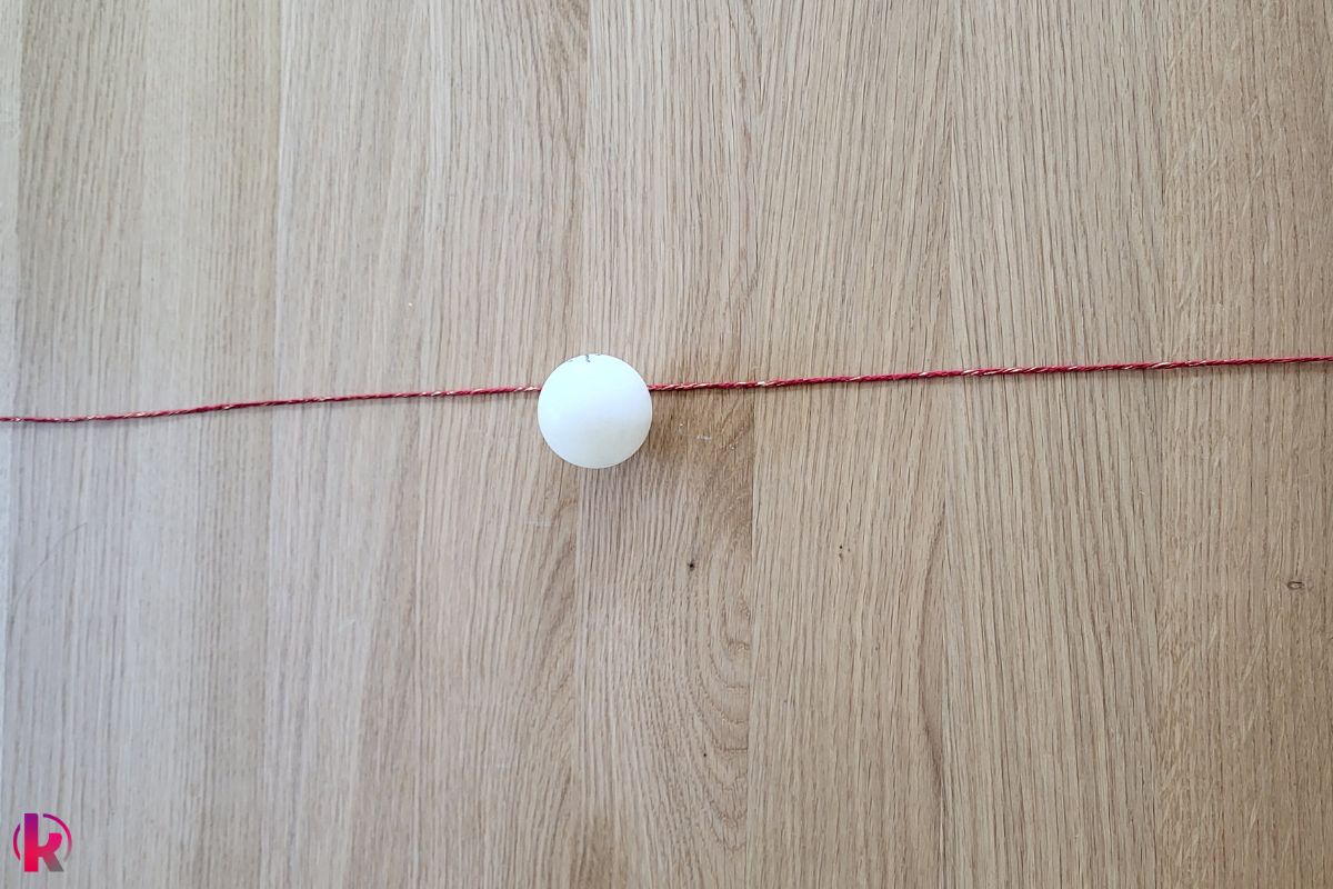 Start an Mittellinie Tischtennisball an Mittellinie platziert
